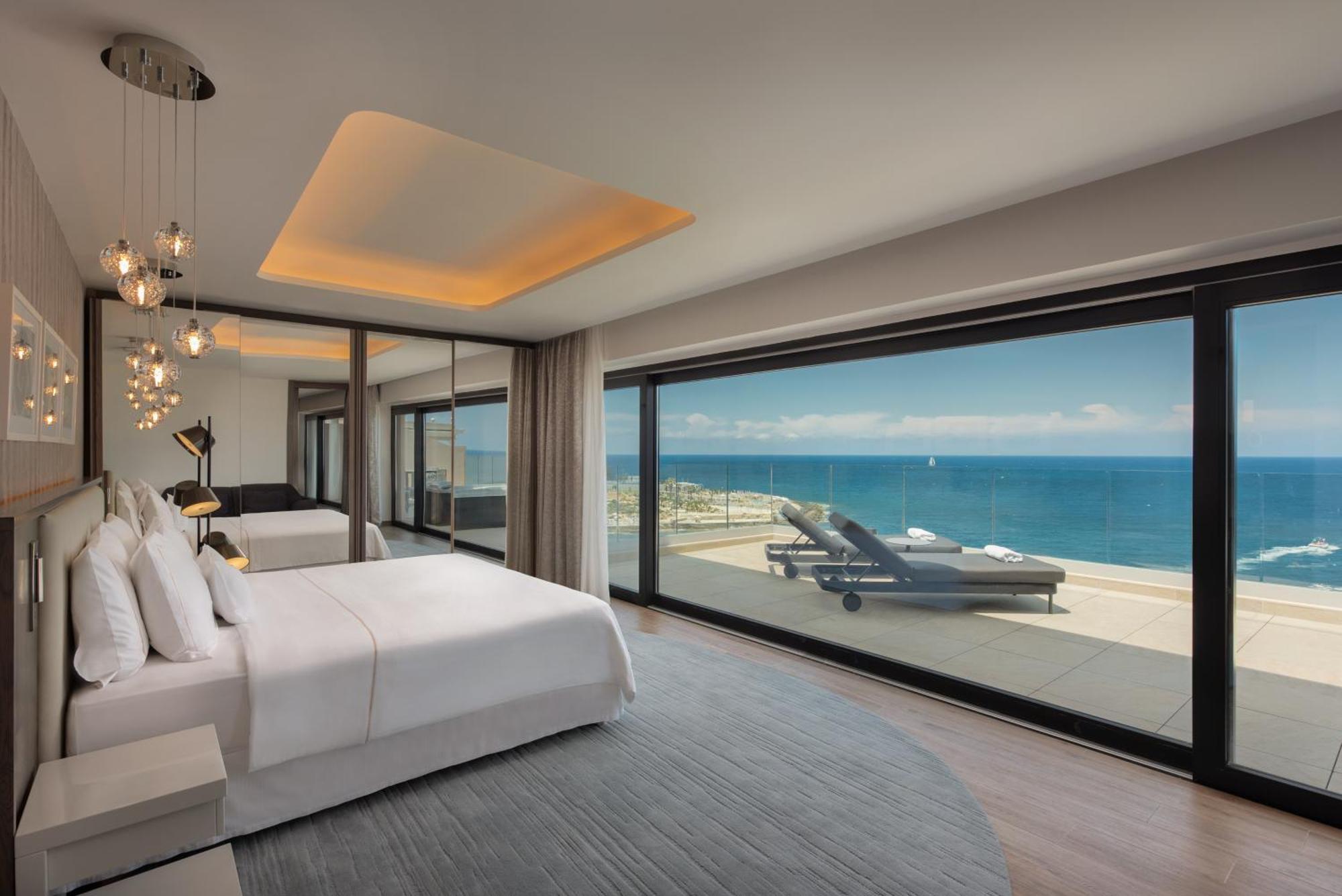 The Westin Dragonara Resort, Malta San Julián Exterior foto A bedroom at the West Hollywood hotel