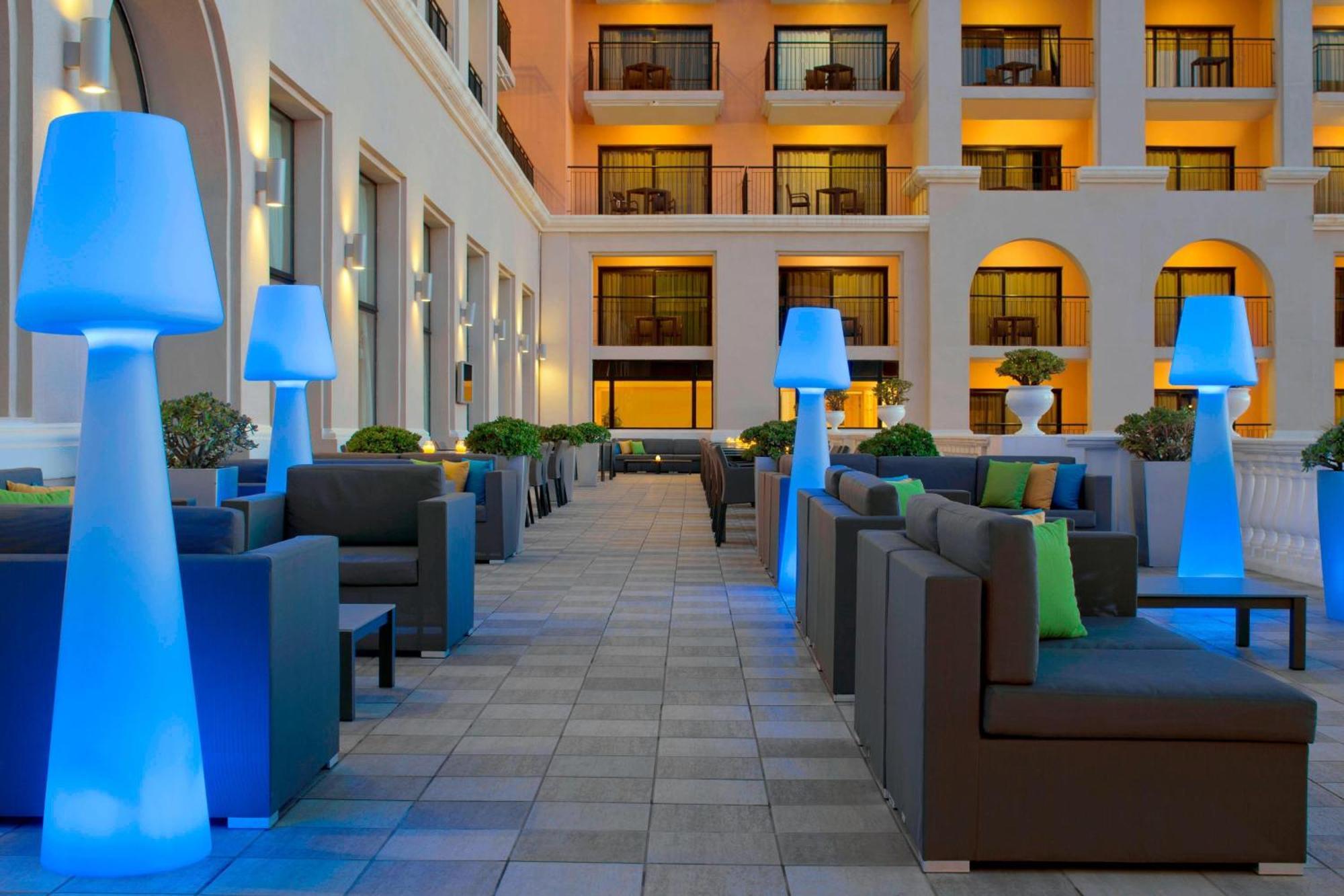 The Westin Dragonara Resort, Malta San Julián Exterior foto The hotel's courtyard