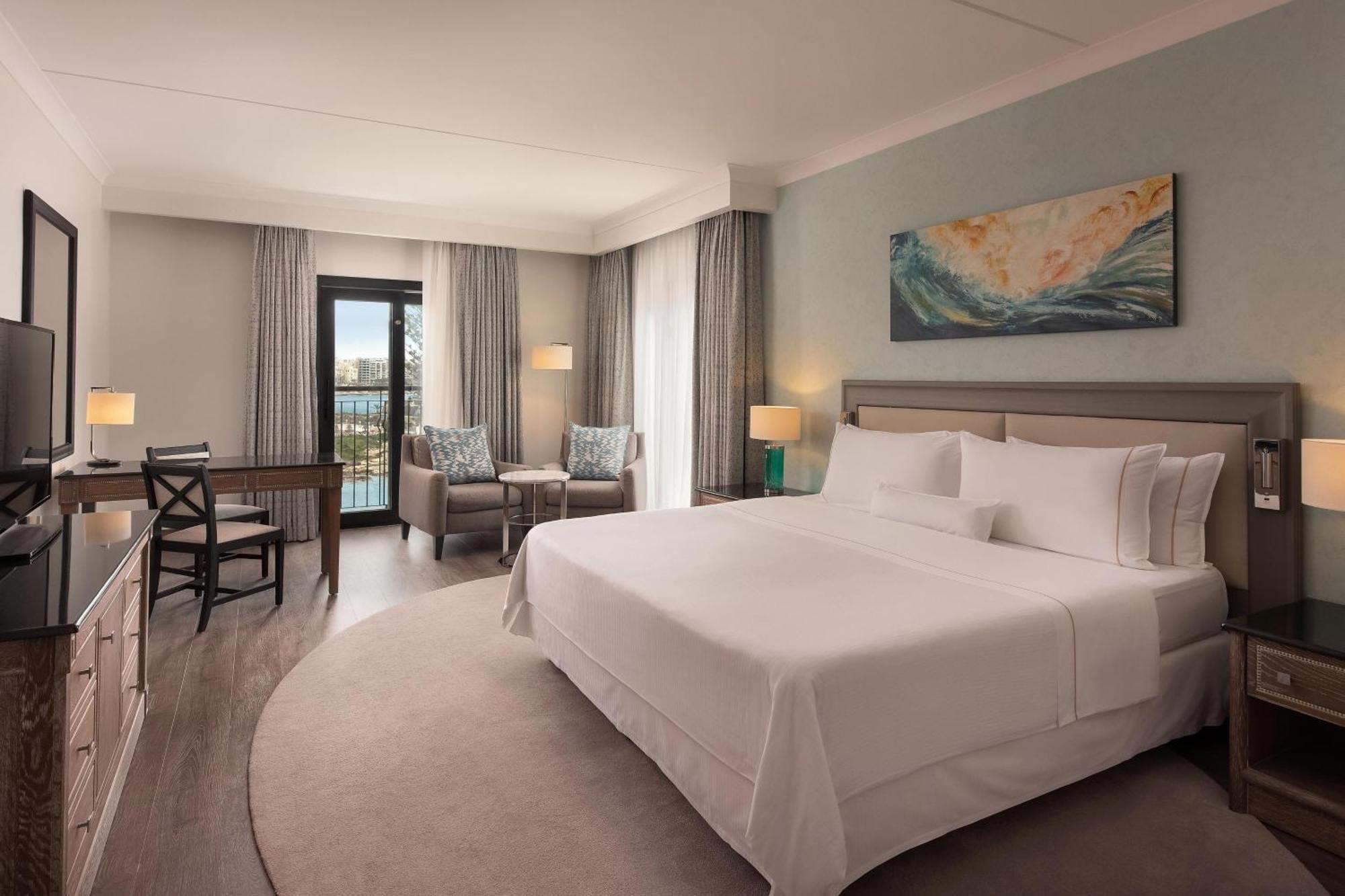 The Westin Dragonara Resort, Malta San Julián Exterior foto A guest room at the Hilton San Diego Bayfront