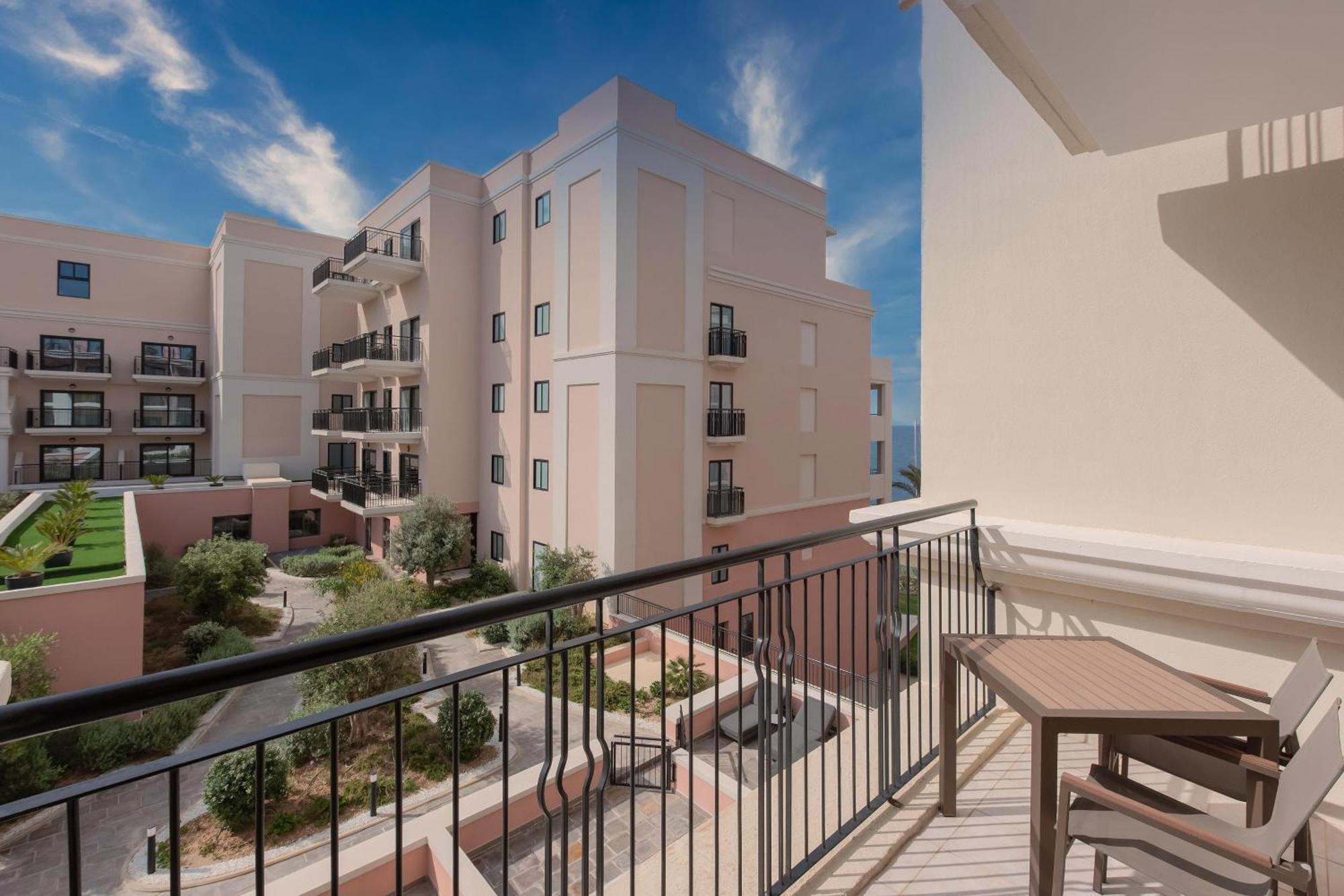 The Westin Dragonara Resort, Malta San Julián Exterior foto 3D rendering of a balcony