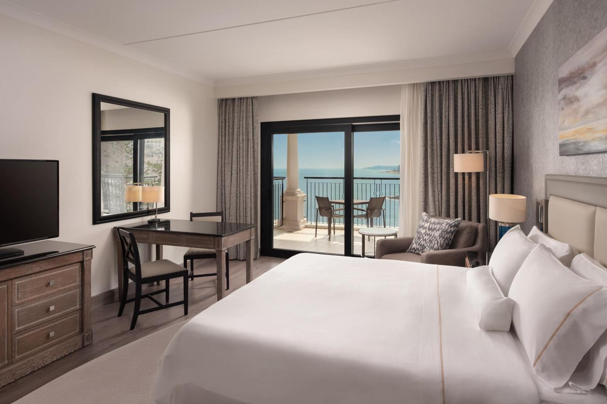 The Westin Dragonara Resort, Malta San Julián Exterior foto A guest room at Hilton Athens