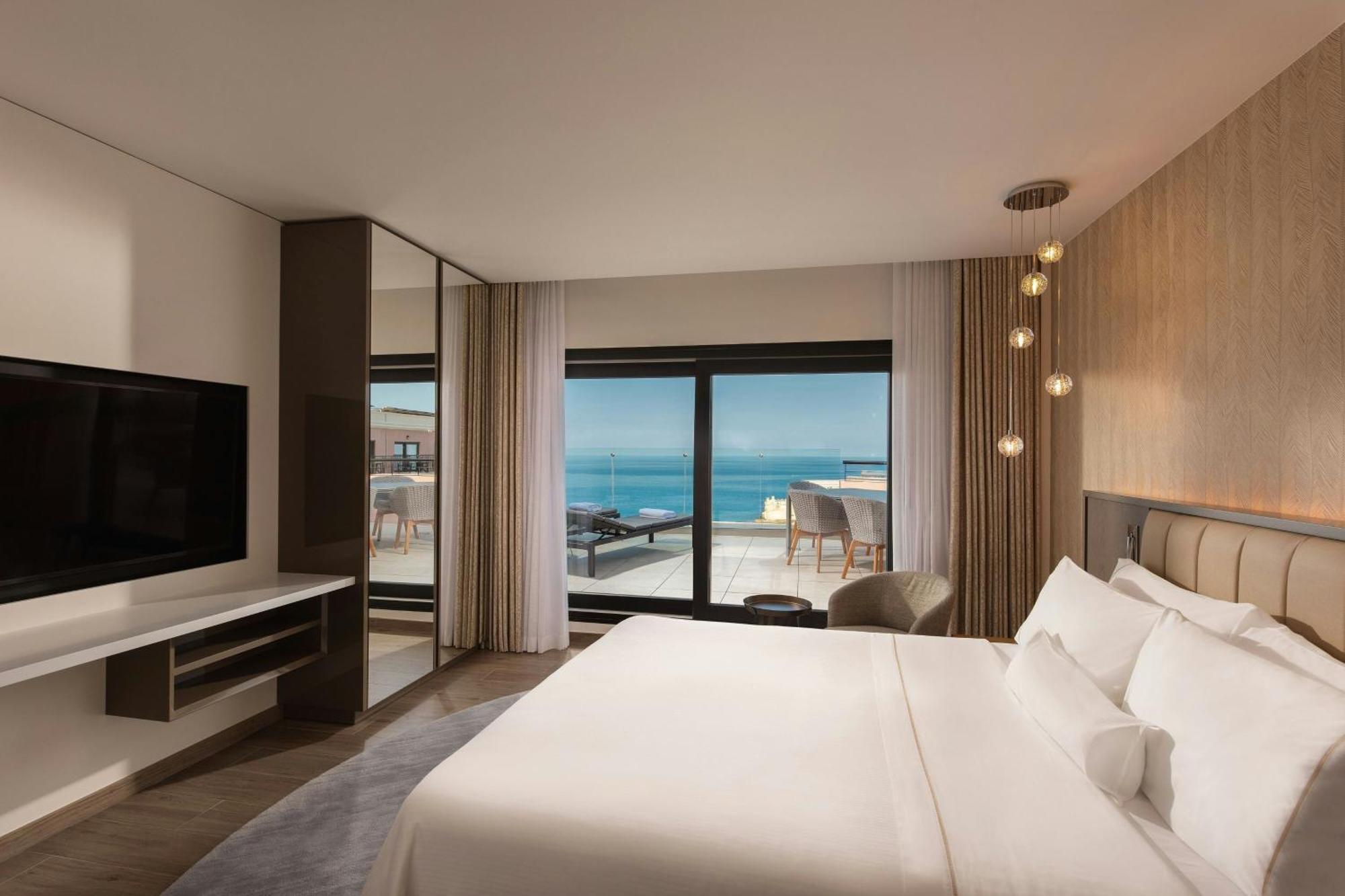The Westin Dragonara Resort, Malta San Julián Exterior foto A guest room at the hotel