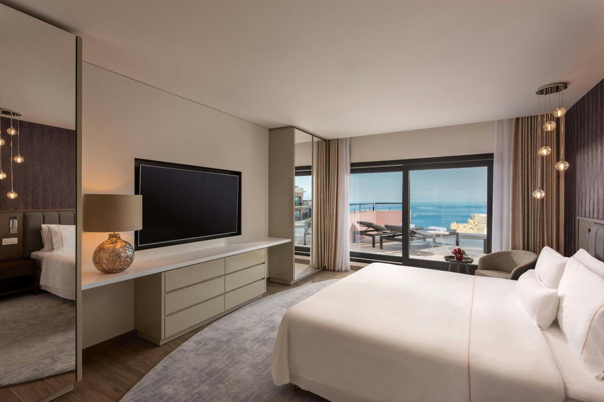 The Westin Dragonara Resort, Malta San Julián Exterior foto A bedroom at the hotel