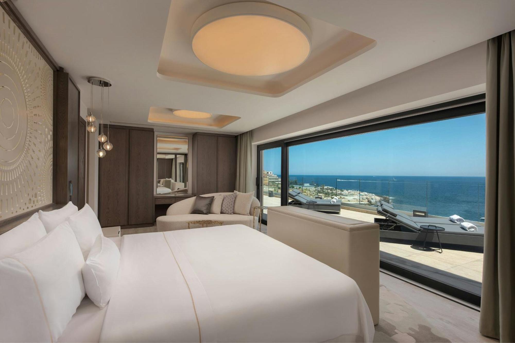 The Westin Dragonara Resort, Malta San Julián Exterior foto A bedroom at the hotel
